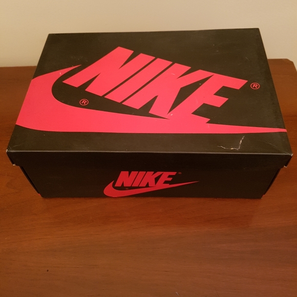 AIR JORDAN 1 "BANNED" - Picture 7 of 8